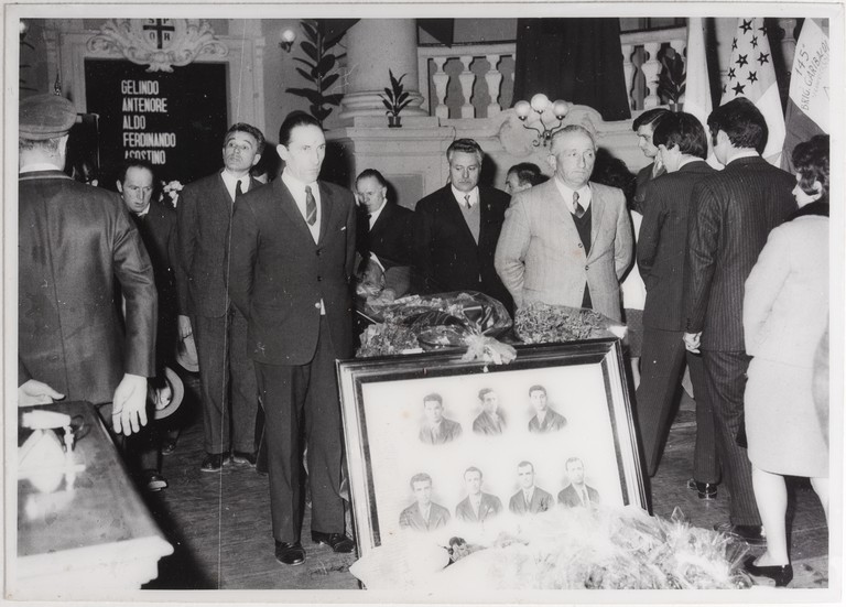 Gattatico-Reggio Emilia, 27-30 marzo 1970, Funerali di Alcide Cervi, camera ardente di Alcide nella Sala del Tricolore di Reggio Emilia, picchetto d'onore